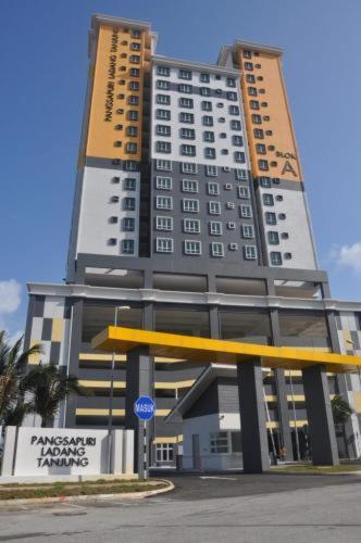 Seaside Haven Homestay Seaview Unit With Pool Opposite Ktcc & Mayang Mall - Pangsapuri Ladang Tanjung كُوالا تيرينغانو المظهر الخارجي الصورة